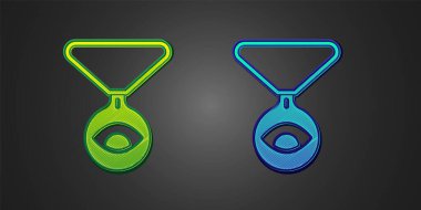 Siyah arka planda göz ikonu olan bir zincirde yeşil ve mavi madalyon. Gözlü tılsım. Vektör