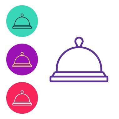 Beyaz arkaplanda izole edilmiş bir tepsi yiyecek ikonu ile kaplanmış hattı ayarla. Tepsi ve kapak işareti. Kapaklı bir restoran saati. Simgeleri renklendirin. Vektör