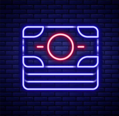 Parlak neon hattı kağıt yığınları para ikonu tuğla duvar arka planında izole. Para desteleri. Para birimi. Renkli taslak konsepti. Vektör