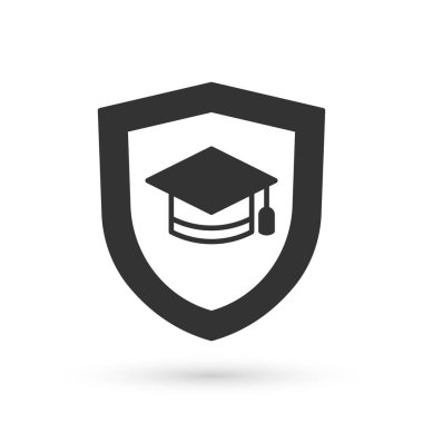 Beyaz arka planda izole edilmiş kalkan simgesi olan gri mezuniyet şapkası. Sigorta konsepti. Güvenlik, güvenlik, koruma, konsept koruma. Vektör