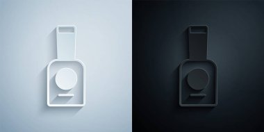 Kağıt kesiği, gri ve siyah arkaplanda izole edilmiş oje ikonu şişesi. Kağıt sanatı tarzı. Vektör