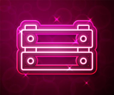 Parlayan neon hattı tahta kutu simgesi kırmızı arkaplanda izole edildi. Market sepeti, depo sandığı. Sebzeler ve ürünler için boş ahşap kap. Vektör