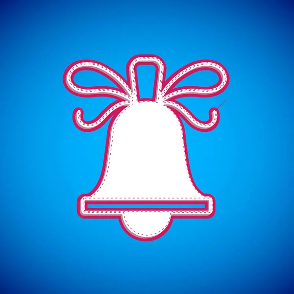 Witte vrolijke kerst rinkelen bel pictogram geïsoleerd op blauwe achtergrond. Alarmsymbool, dienstbel, handbelteken, melding. Vector — Stockvector