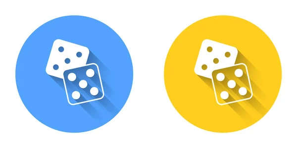 Juego blanco dado icono aislado con fondo de sombra larga. Juego de casino. Botón de círculo. Vector — Archivo Imágenes Vectoriales