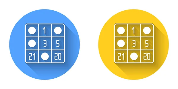 Weiße Bingo-Karte mit Glückszahlen-Symbol isoliert mit langem Schatten Hintergrund. Kreis-Taste. Vektor — Stockvektor