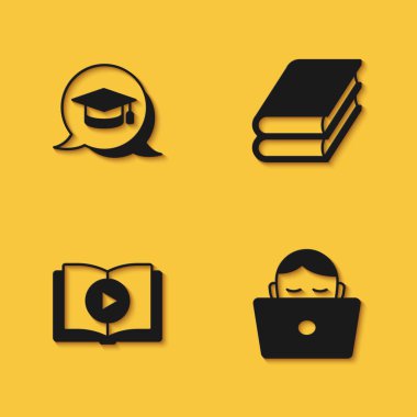 Konuşma balonunda mezuniyet şapkasını, çalışan öğrenci bilgisayarını, sesli kitabı ve uzun gölgeli kitap simgesini ayarla. Vektör