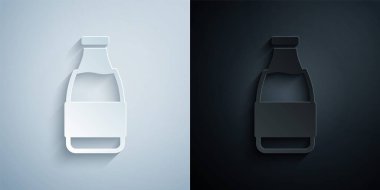 Kağıt kesiği. Gri ve siyah arkaplanda izole edilmiş süt ikonu olan kapalı cam şişe. Kağıt sanatı tarzı. Vektör