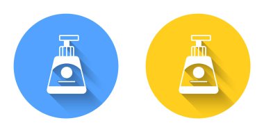 Beyaz Krem ya da losyon kozmetik tüp ikonu uzun gölgeli arka plan. Kadınlar için vücut bakım ürünleri. Çember düğmesi. Vektör
