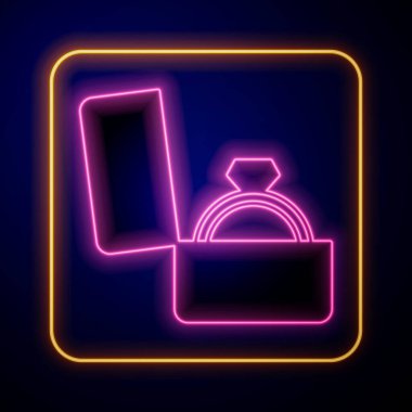 Siyah arka planda izole edilmiş bir kutuda parlayan neon elmas nişan yüzüğü. Vektör