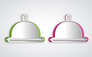 Gri arka planda izole edilmiş bir tepsi yemek ikonu ile kaplanmış kağıt kesiği. Tepsi ve kapak işareti. Kapaklı bir restoran saati. Kağıt sanatı tarzı. Vektör