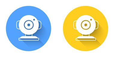 Beyaz Web kamera simgesi uzun gölge arkaplanı ile izole edildi. Sohbet kamerası. Web kamerası simgesi. Çember düğmesi. Vektör