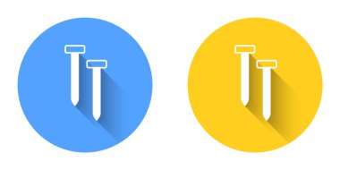 Beyaz Metalik çivi simgesi uzun gölge arkaplanı ile izole edilmiş. Çember düğmesi. Vektör