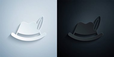 Kağıt kesiği Oktoberfest şapka simgesi gri ve siyah arkaplanda izole. Tüylü avcı şapkası. Alman şapkası. Kağıt sanatı tarzı. Vektör