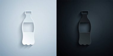 Kağıt kesiği, gri ve siyah arkaplanda izole edilmiş bir şişe su ikonu. Soda su içme tabelası. Kağıt sanatı tarzı. Vektör