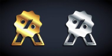 Altın ve gümüş indirimli etiket simgesi siyah arka planda izole edildi. Etiket alışverişi. Özel teklif işareti. İndirim kuponları sembolü. Uzun gölge tarzı. Vektör