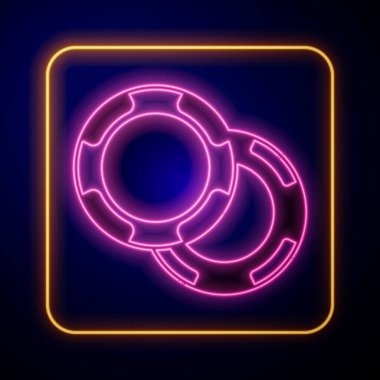 Parlayan neon kumarhane çipleri simgesi siyah arkaplanda izole edildi. Kumarhane kumarı. Vektör