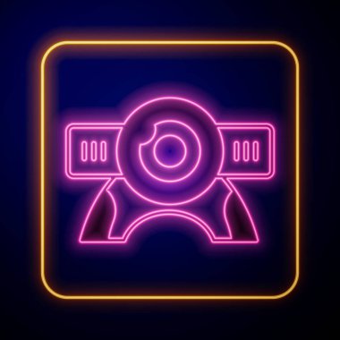 Parlayan neon kamera simgesi siyah arkaplanda izole edildi. Sohbet kamerası. Web kamerası simgesi. Vektör