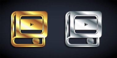 Siyah arka planda izole edilmiş sinema ikonu hakkında altın ve gümüş kitap. Uzun gölge tarzı. Vektör