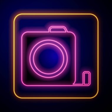 Siyah arkaplanda parlayan neon renkli rulet yapı ikonu izole edildi. Mezura ölçüm sembolü. Vektör