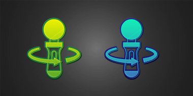 Siyah arkaplanda yeşil ve mavi VR oyun simgesi izole edildi. Sanal gerçeklik deneyimi, mevcudiyet hissi, konum takip teknolojisi cihazı. Vektör