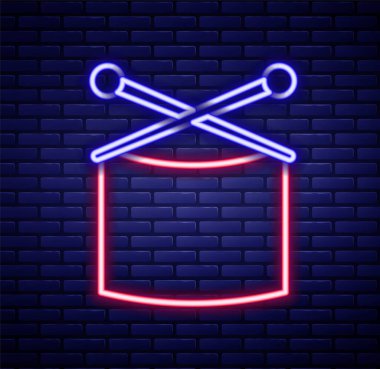 Parlayan neon hattı örgü iğneleri ikonu tuğla duvar arka planında izole edilmiş. El yapımı, örgü ya da terzi için etiket. Renkli taslak konsepti. Vektör