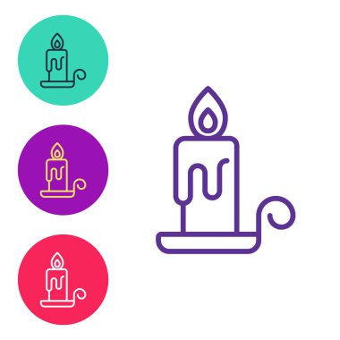 Beyaz arkaplanda izole edilmiş şamdan simgesinde mum yakma satırını ayarla. Silindirik mum çubuğu ve yanan ateş. Simgeleri renklendirin. Vektör