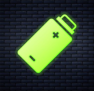 Parlayan neon batarya şarj seviyesi göstergesi simgesi tuğla duvar arka planında izole edildi. Vektör