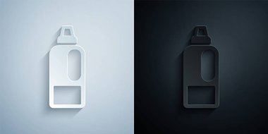 Kağıt kesiği Plastik şişe çamaşır deterjanı, çamaşır suyu, bulaşık deterjanı ya da gri ve siyah arkaplanda izole edilmiş başka bir temizlik maddesi. Kağıt sanatı tarzı. Vektör