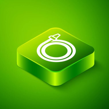 Yeşil arka planda izole edilmiş Isometric Bahçe hortumu ikonu. Sprey tabanca ikonu. Su ekipmanları. Yeşil kare düğmesi. Vektör