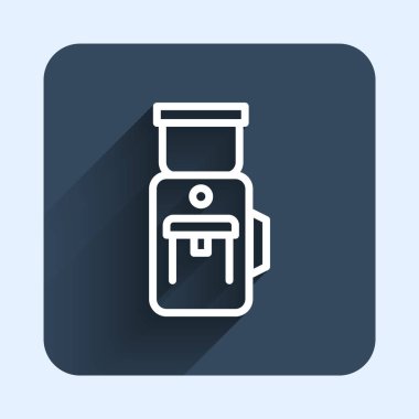 Beyaz çizgi elektrikli kahve öğütücü ikonu uzun gölge arkaplanı ile izole edilmiş. Mavi kare düğme. Vektör