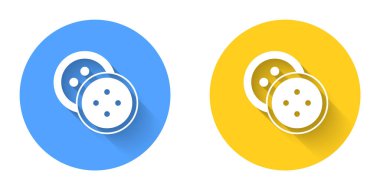 Kıyafet simgesi için uzun gölge arkaplanı olan beyaz dikiş düğmesi. Giysi düğmesi. Çember düğmesi. Vektör