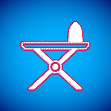 Mavi arka planda beyaz elektrikli ütü ve ütü masası simgesi izole edildi. Buhar ütüsü. Vektör