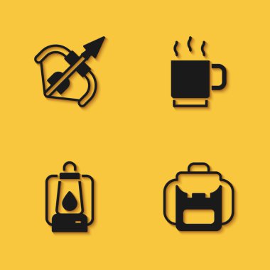 Ortaçağ yayı ve oku, sırt çantasını, kamp fenerini ve uzun gölgeli kahve fincanı ikonunu hazırla. Vektör
