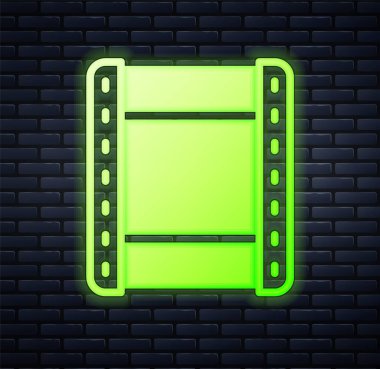 Parlayan neon oyun video simgesi tuğla duvar arka planında izole edildi. Film şeridi tabelası. Vektör