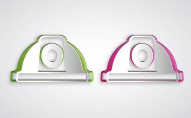 Kağıt kesiği İşçi Başlığı simgesi gri arka planda izole edildi. Kağıt sanatı tarzı. Vektör