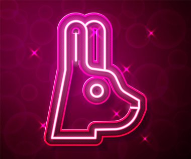 Kırmızı arka planda izole edilmiş işitme simgesi olan parlak neon çizgi tavşanı. Sihir numarası. Gizemli eğlence konsepti. Vektör