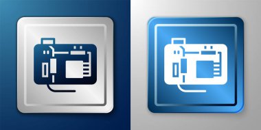 Beyaz Elektronik bilgisayar bileşenleri anakart dijital çip entegre bilim ikonu mavi ve gri arka planda izole. Devre kartı. Gümüş ve mavi kare düğme. Vektör