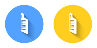 Beyaz Keytar simgesi uzun gölge arkaplanı ile izole edildi. Müzik aleti. Çember düğmesi. Vektör