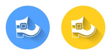 Beyaz Leprikon bot simgesi uzun gölge arkaplanı ile izole edildi. Aziz Patrick gününüz kutlu olsun. Ulusal İrlanda bayramı. Çember düğmesi. Vektör