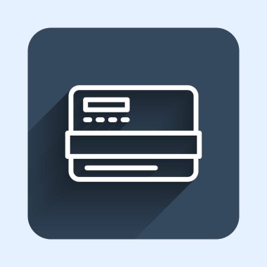 Beyaz çizgi kredi kartı simgesi uzun gölgeli. Çevrimiçi ödeme. Nakit çekilmesi. Finansal operasyonlar. Alışveriş tabelası. Mavi kare düğme. Vektör
