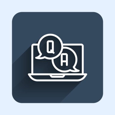 Soru ve Yanıt simgesiyle uzun gölgeli beyaz çizgi konuşma baloncukları. Q ve A sembolü. SSS işareti. Konuşma balonu ve çizelgesi. Mavi kare düğme. Vektör