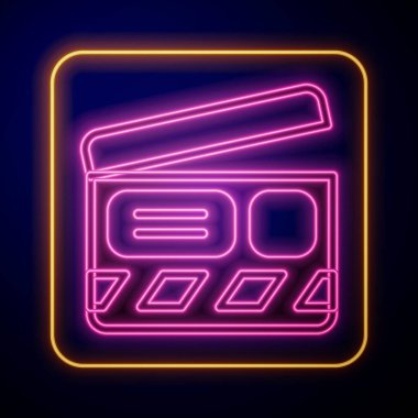 Parlayan neon film alkışlayıcı simgesi siyah arkaplanda izole edildi. Film alkışlama tahtası. Alkış tahtası işareti. Sinema yapımı ya da medya endüstrisi. Vektör