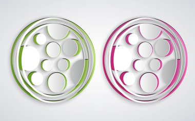 Kağıt kesiği pizza simgesi gri arkaplanda izole edilmiş. Fast food menüsü. Kağıt sanatı tarzı. Vektör