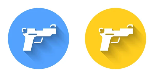 Bílá pistole nebo zbraň ikona izolované s dlouhým stínovým pozadím. Policejní nebo vojenská zbraň. Malá zbraň. Kruhové tlačítko. Vektor — Stockový vektor