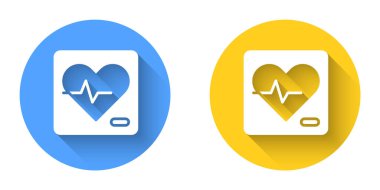 Beyaz Kalp ritmi simgesi uzun gölge arkaplanı ile izole edildi. Kalp atışı işareti. Kalp atışı ikonu. Kardiyogram simgesi. Çember düğmesi. Vektör