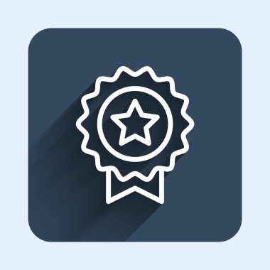 Yıldız ikonuna sahip beyaz çizgi madalyası uzun gölge arkaplanı ile izole edilmiş. Kazanan başarı işareti. Ödül madalyası. Mavi kare düğme. Vektör