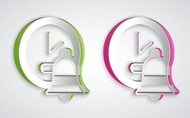 Kağıt kesiği Alarm saat simgesi gri arkaplanda izole. Uyan, kalk konsepti. Zaman işareti. Kağıt sanatı tarzı. Vektör