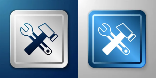 White Crossed Hammer and Schraubenschlüssel Symbol isoliert auf blauem und grauem Hintergrund. Hardware-Tools. Silberne und blaue quadratische Taste. Vektor — Stockvektor