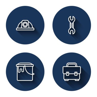 Hat çizgisi işçi kaskı, İngiliz anahtarı, boya kovası ve uzun gölgeli alet çantası. Mavi daire düğmesi. Vektör