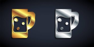 Siyah arka planda izole edilmiş altın ve gümüş bardak bira ikonu. Uzun gölge tarzı. Vektör